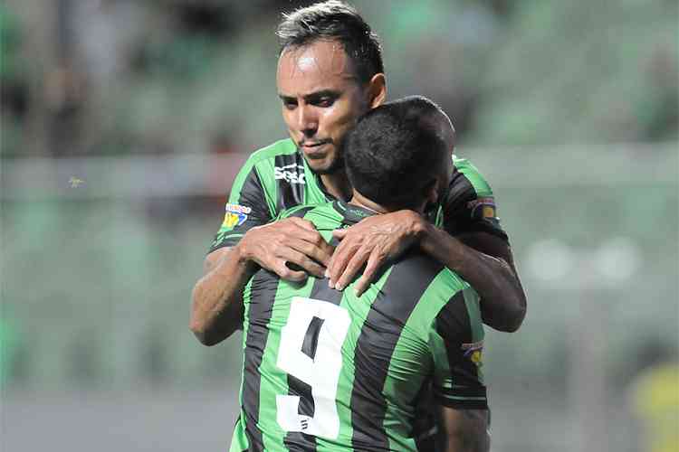 Jogadores do Amrica comemoram primeiro gol de Felipe Augusto: 'Estava merecendo'